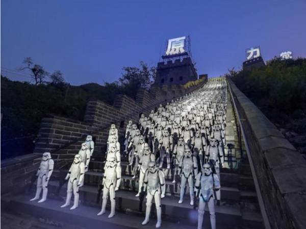 500-stormtrooper-replicas-standing-on-the-great-wall-of-china.jpg