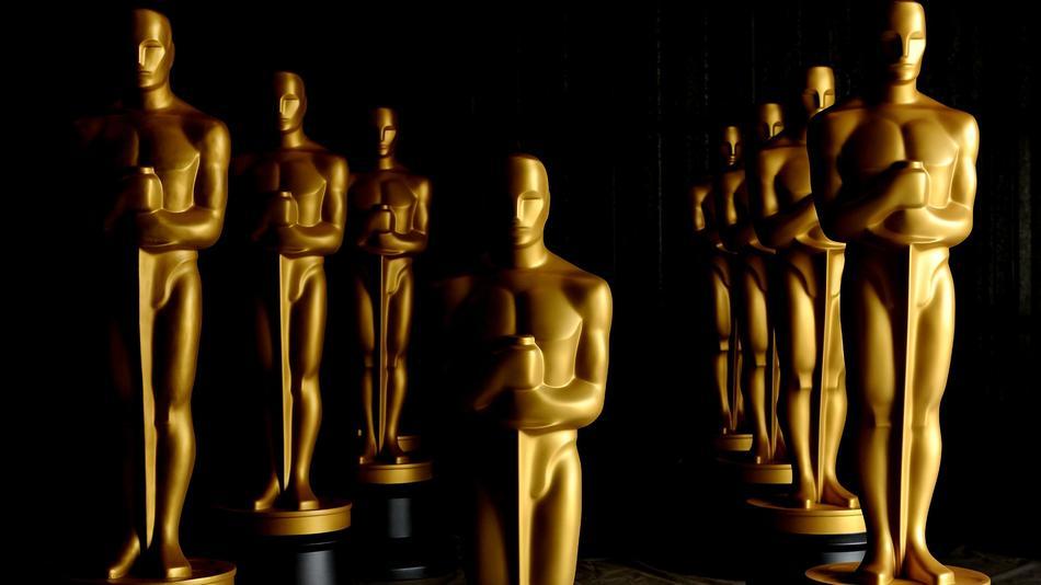 Academy-Awards-Statues.jpg