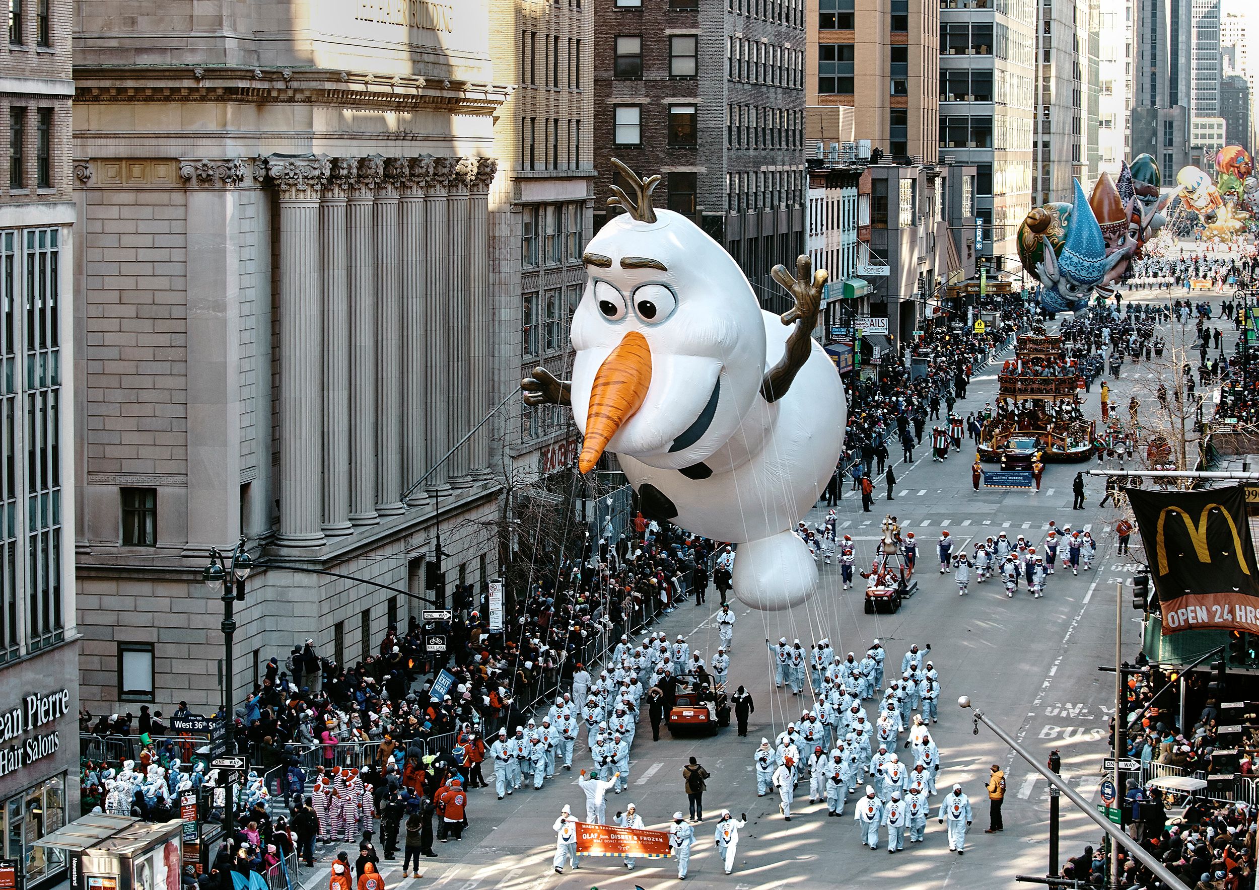 200914-thanksgiving-day-parade-crowds-se-405p_94d59d273a6e0426a609ef5f70cc42f8.jpg