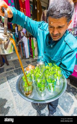 man-pouring-mint-tea-at-medina-2BDY66D.jpg